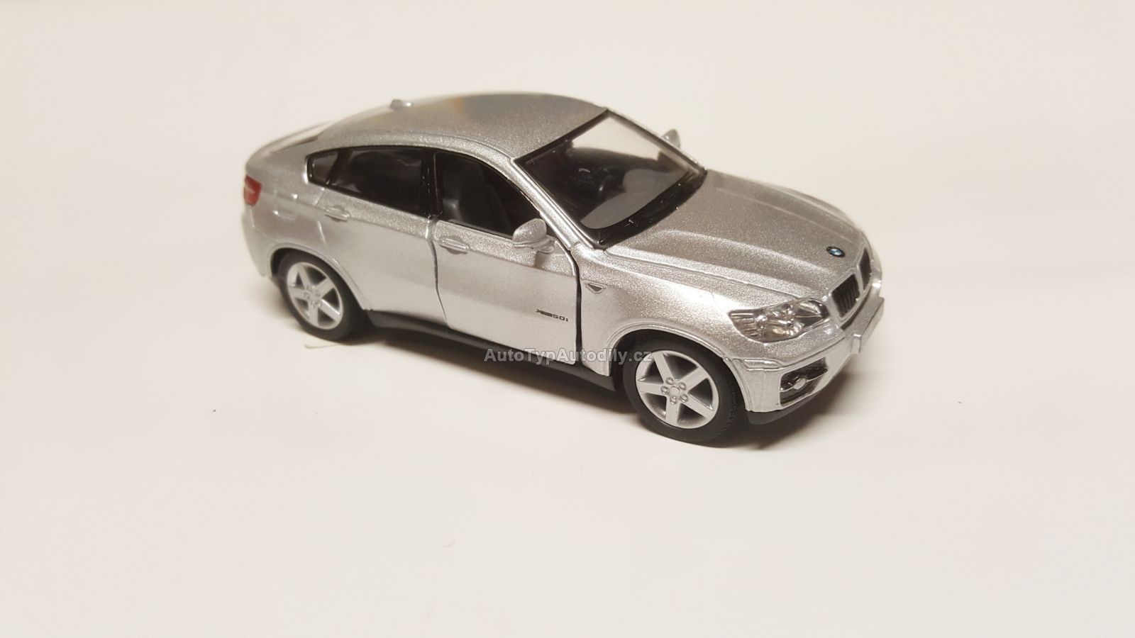 Model auta 1:43 BMW X6 strieborná
