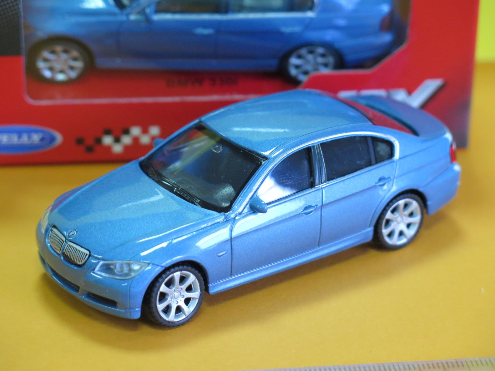 Model auta 1:43 BMW 330i modrá