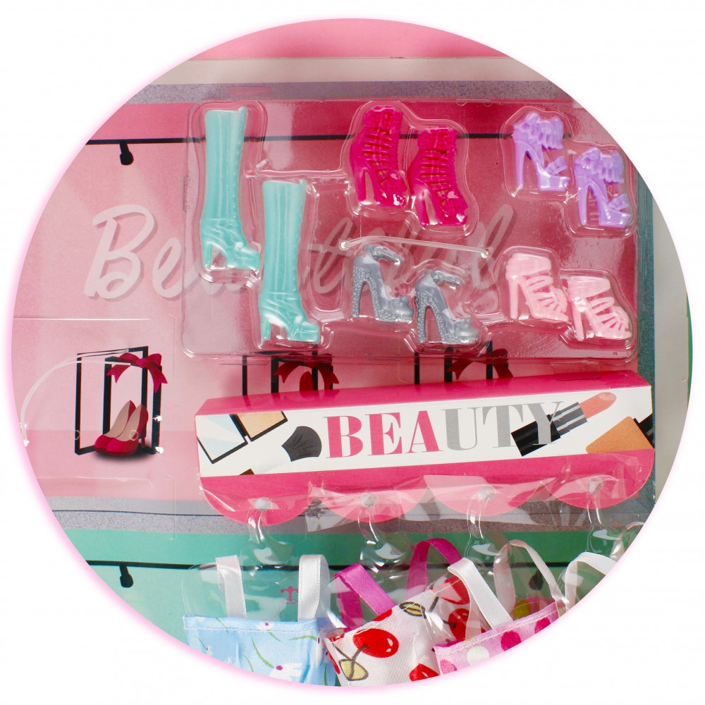 Bábika v modrých šatách